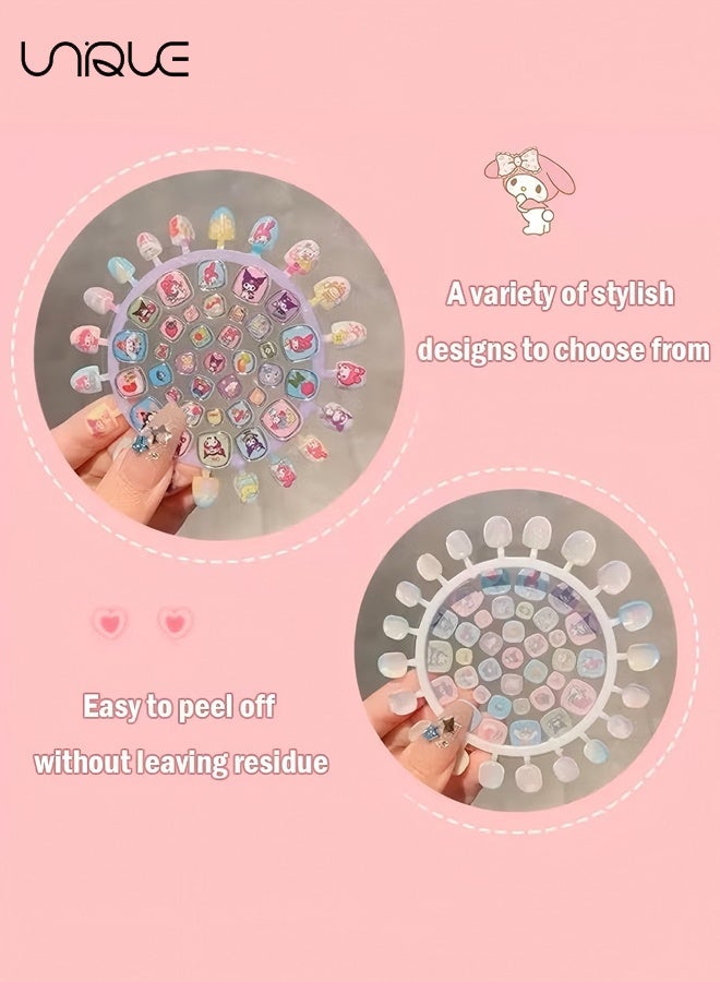 يونيك 4 مجموعات من الأظافر للفتيات - أظافر صناعية للصاق للأطفال، أطراف أظافر قابلة للإزالة برسومات كرتونية لطيفة مع أدوات مانيكير، مجموعة هدايا أظافر كاواي للفتيات - حفلة عيد ميلاد، نشاط فن الأظافر في البيت - Image 3